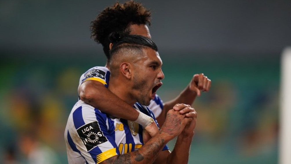 Jesús Corona celebrando gol vs Sporting Lisboa