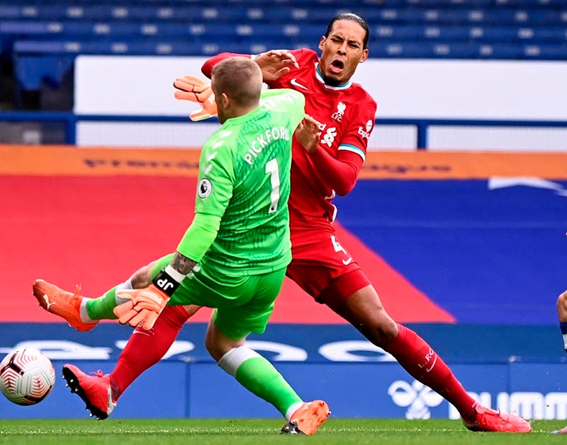 Así fue la entrada de Pickford a Van Dijk