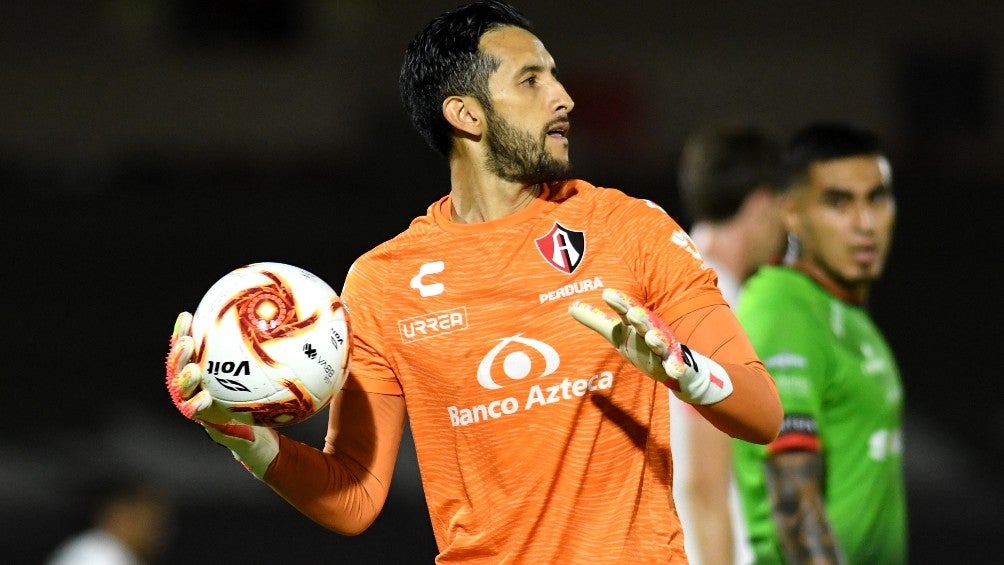 Camilo Vargas durante un partido con Atlas