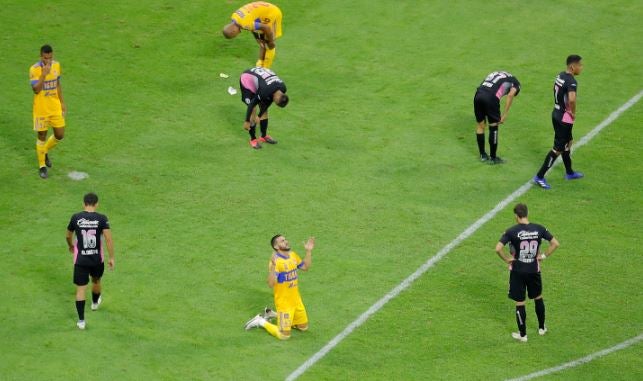 Jugadores de La Máquina se lamentan tras gol de Tigres