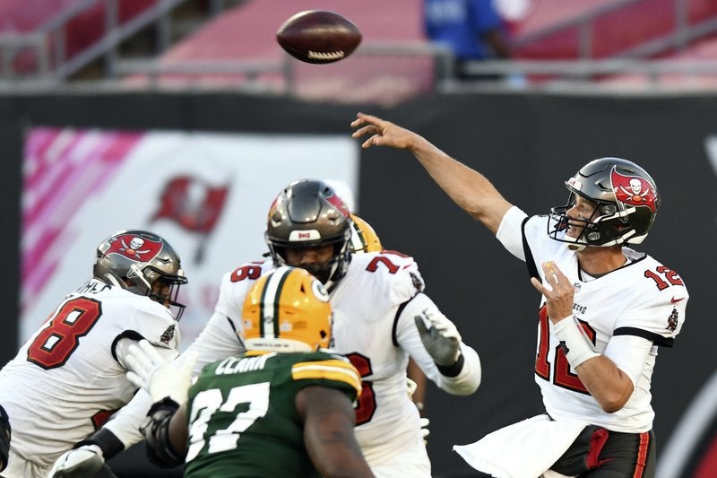 Brady lanza un pase durante el partido