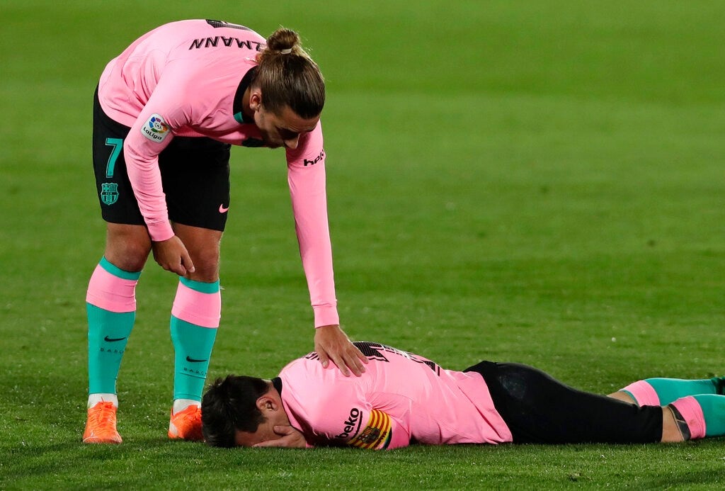 Antoine Griezmann auxiliando a Lionel Messi en el partido entre Barcelona y Getafe