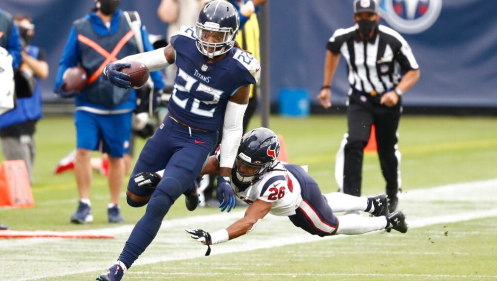 Derrick Henry evitando ser derribado ante los Texans