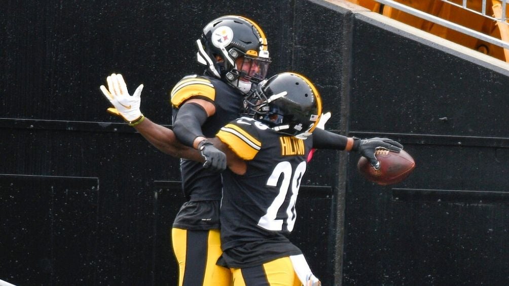 Jugadores de Steelers festejan la victoria 