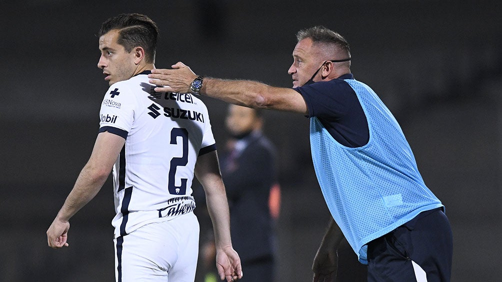 Andrés Lillini da instrucciones en un partido de Pumas