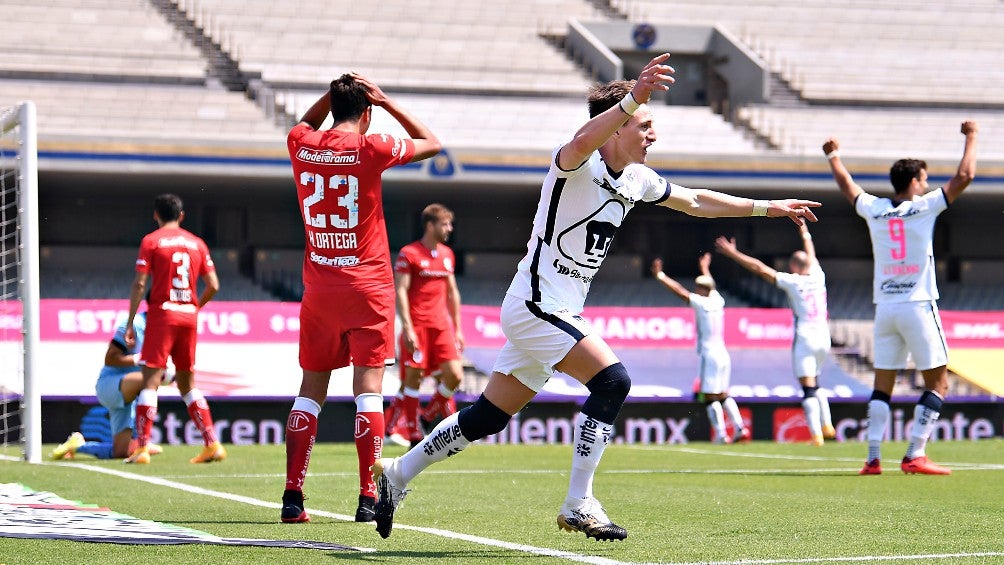 Facundo Waller celebrando su primer gol con Pumas