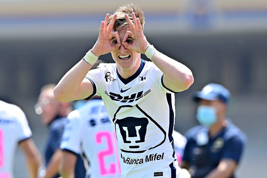 Facundo Waller celebrando su primer gol con Pumas