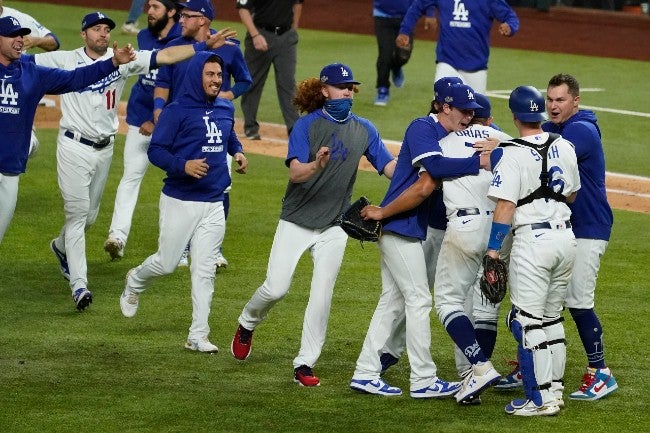 Jugadores de Dodgers celebran el pase a la Serie Mundial