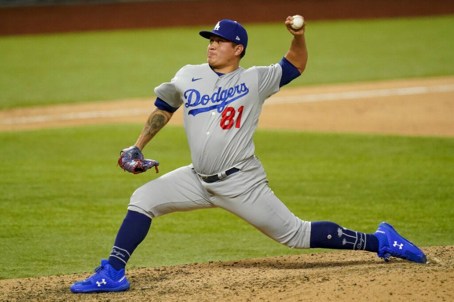 Víctor González lanzando ante San Diego