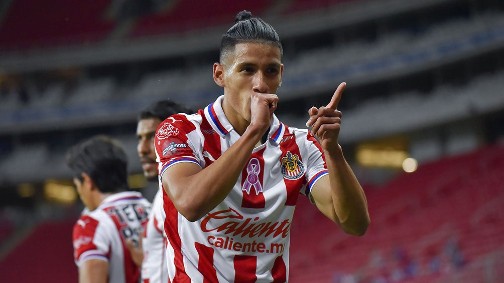 Uriel Antuna festeja un gol con Chivas