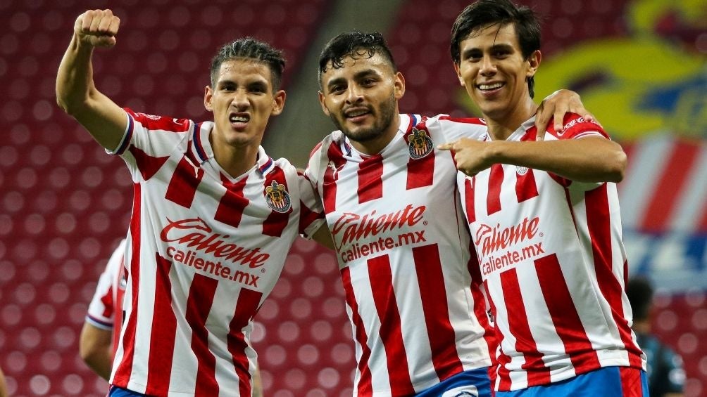 Antuna, Vega y Macías en un partido de Chivas