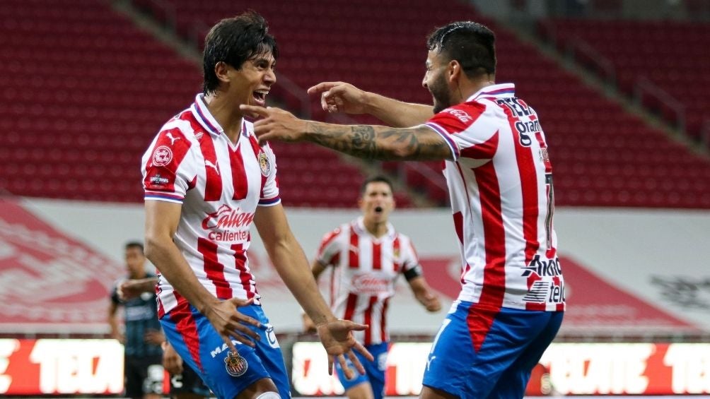 Macías y Vega en un partido de Chivas 