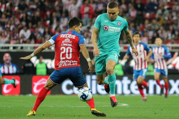 Acción en el Chivas vs Cruz Azul