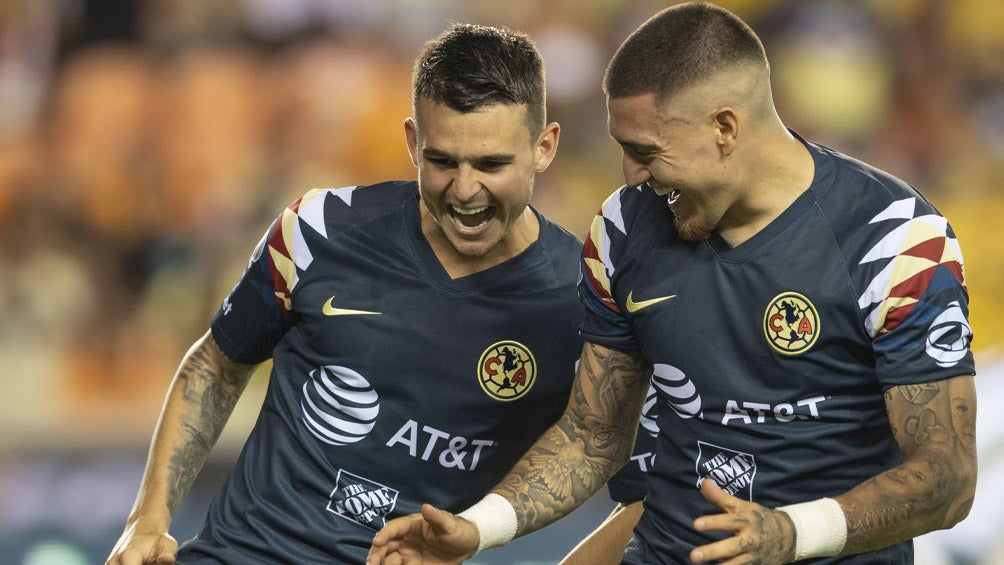 Nico Castillo celebra un gol con Benedetti 