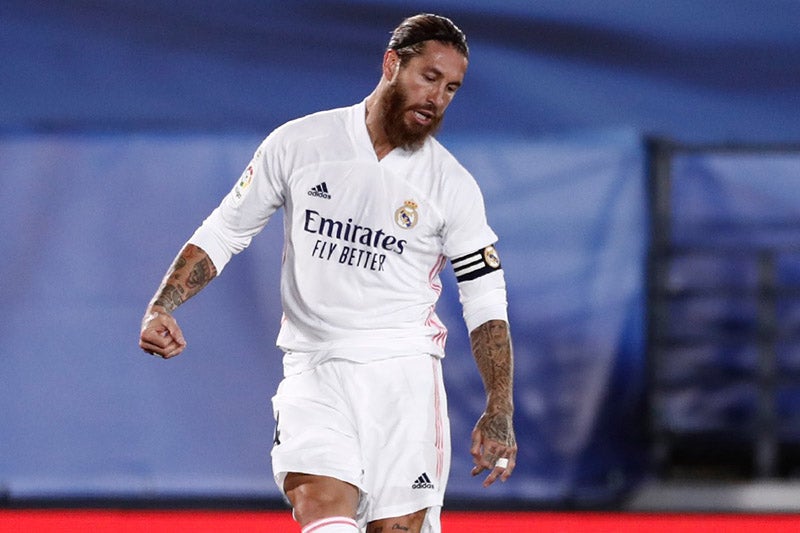 Sergio Ramos en un duelo con el Real Madrid 