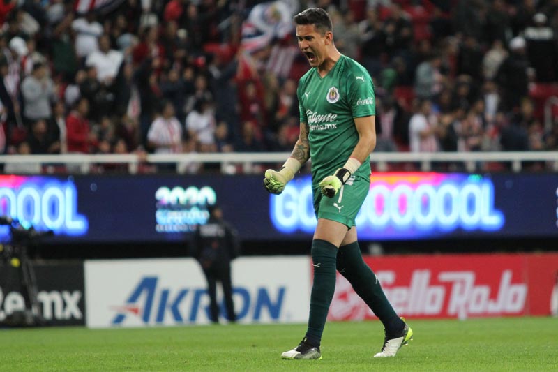 El guardameta de Chivas celebrando un gol