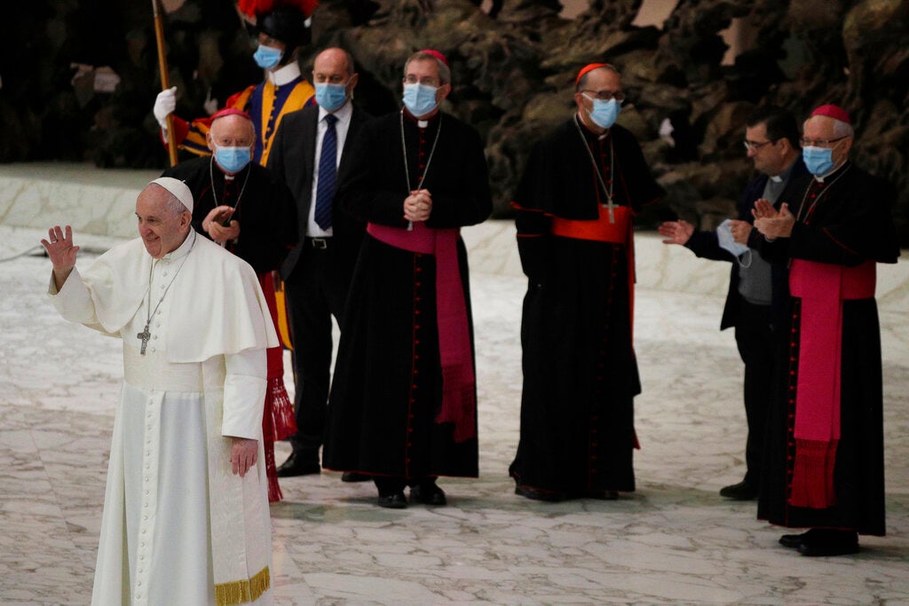 El papa Francisco saluda a los fieles en el Vaticano