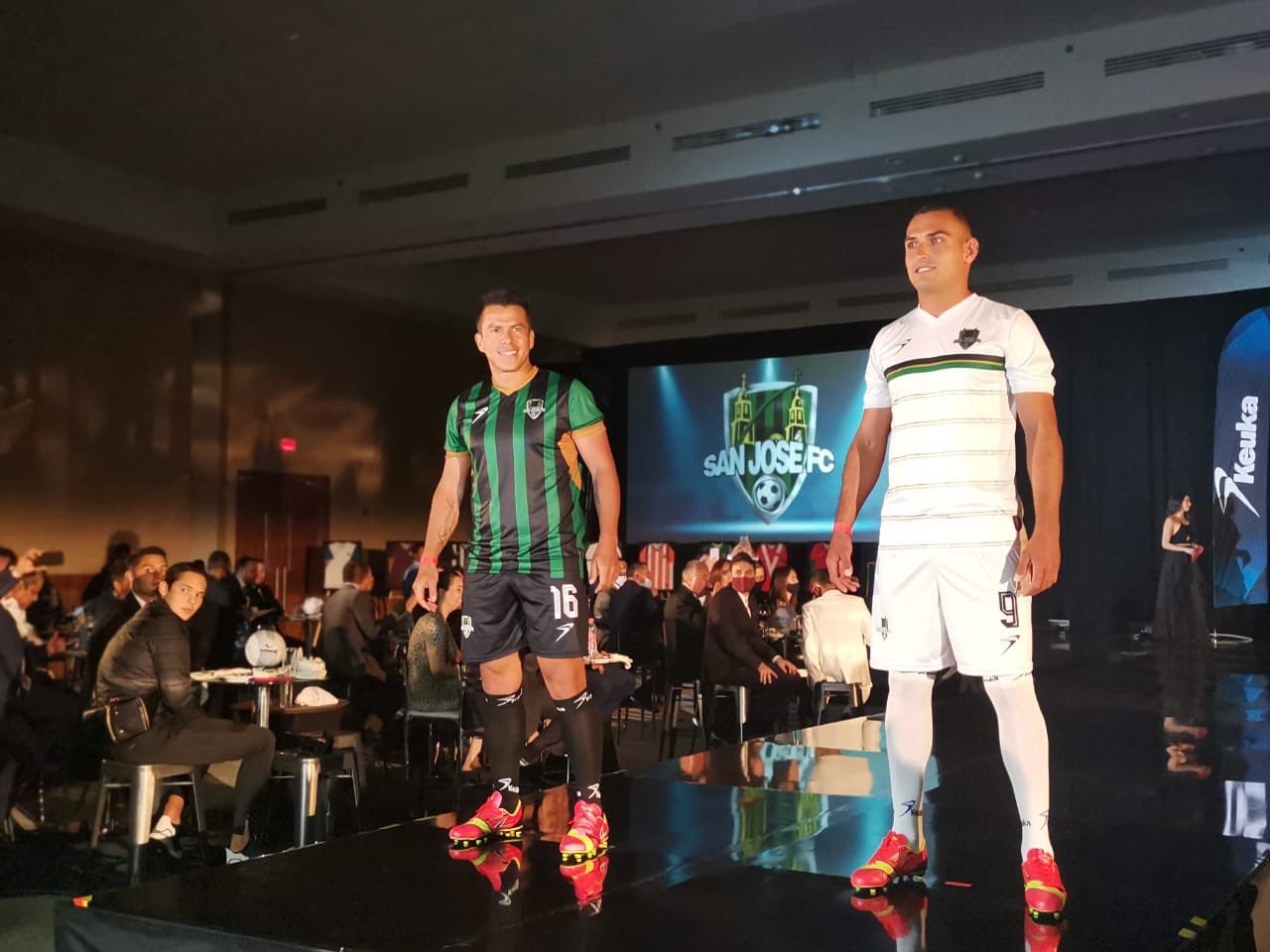 Marcelo Alatorre y un compañero en la presentación del uniforme de San José FC