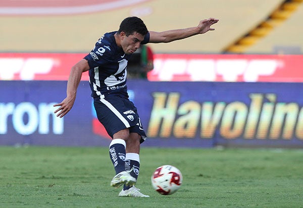 Erik Lira en partido de Pumas