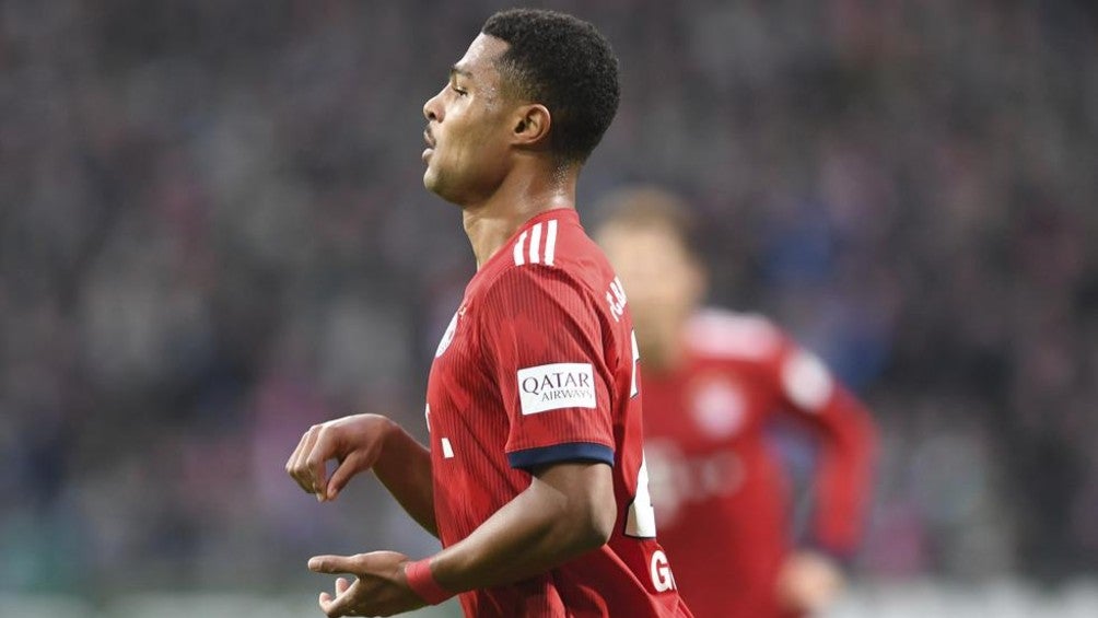 Serge Gnabry durante un partido con Bayern Munich