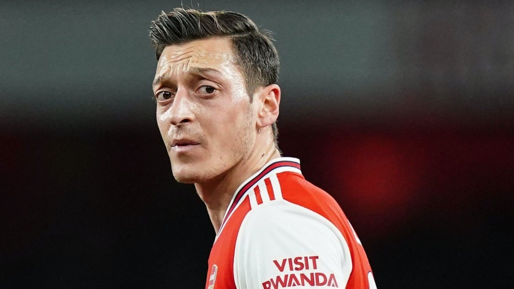 Mesut Özil en un partido con el Arsenal