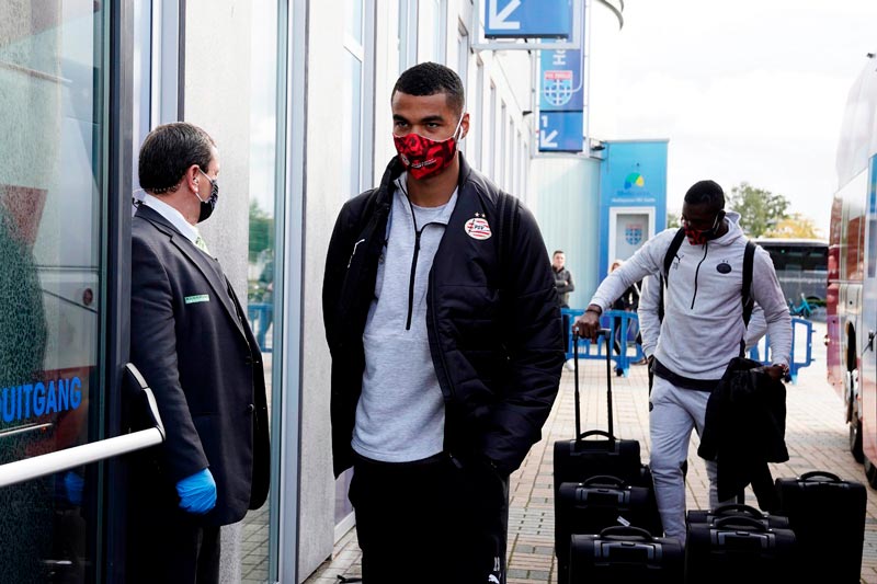 Cody Gakpo arribando a un estadio