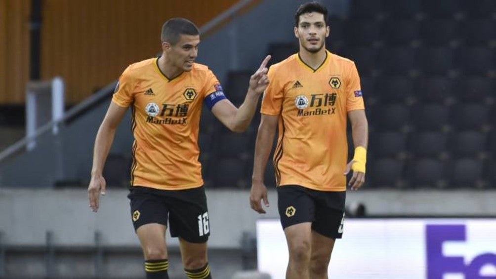 Jiménez y Coady durante un partido con Wolves