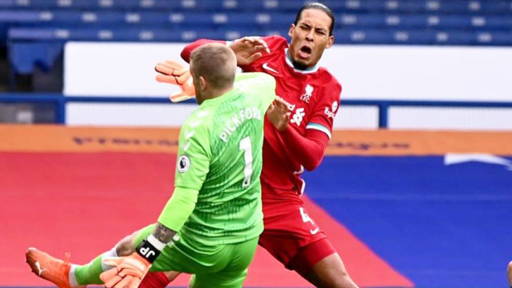 Van Dijk sufre una lesión en juego ante el Everton