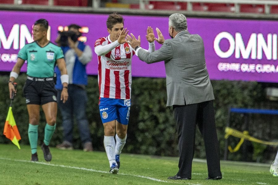 Isaác Brizuela celebrando con Víctor Manuel Vucetich