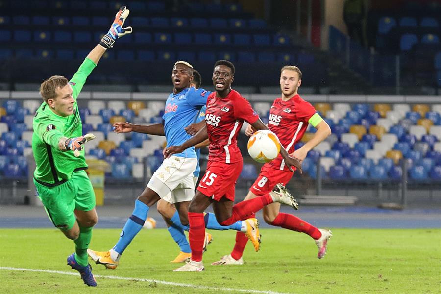 Marco Bizot, atento al ataque del Napoli