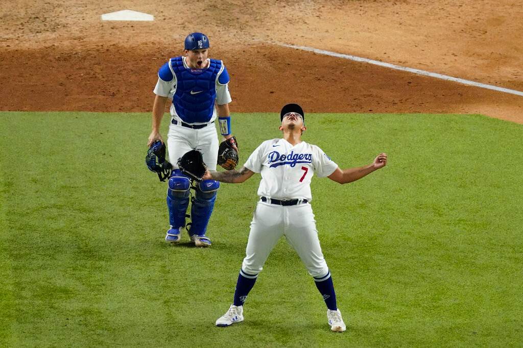 Julio Urías celebrando el pase a la Serie Mundial