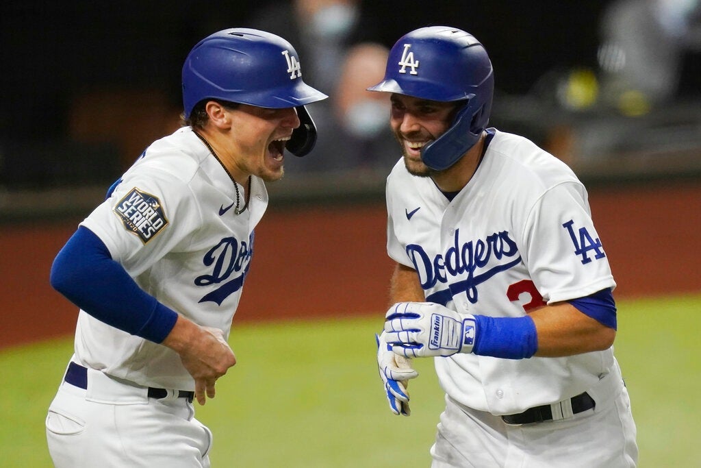 Jugadores de los Dodgers celebrando una carrera conseguida