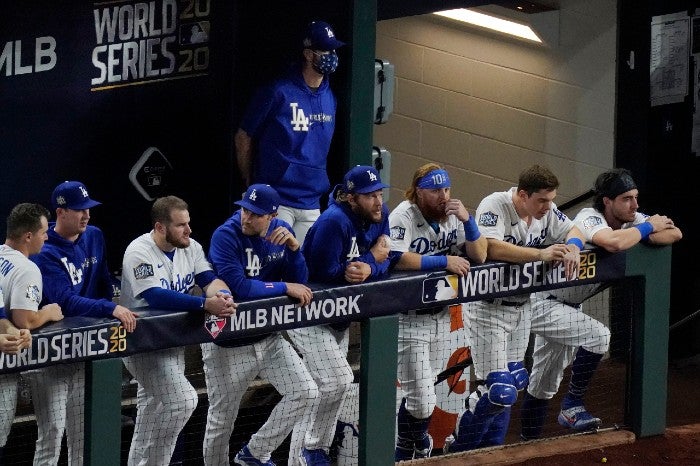 Jugadores de Dodgers observan el juego