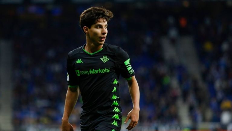 Diego Lainez en partido con el Betis