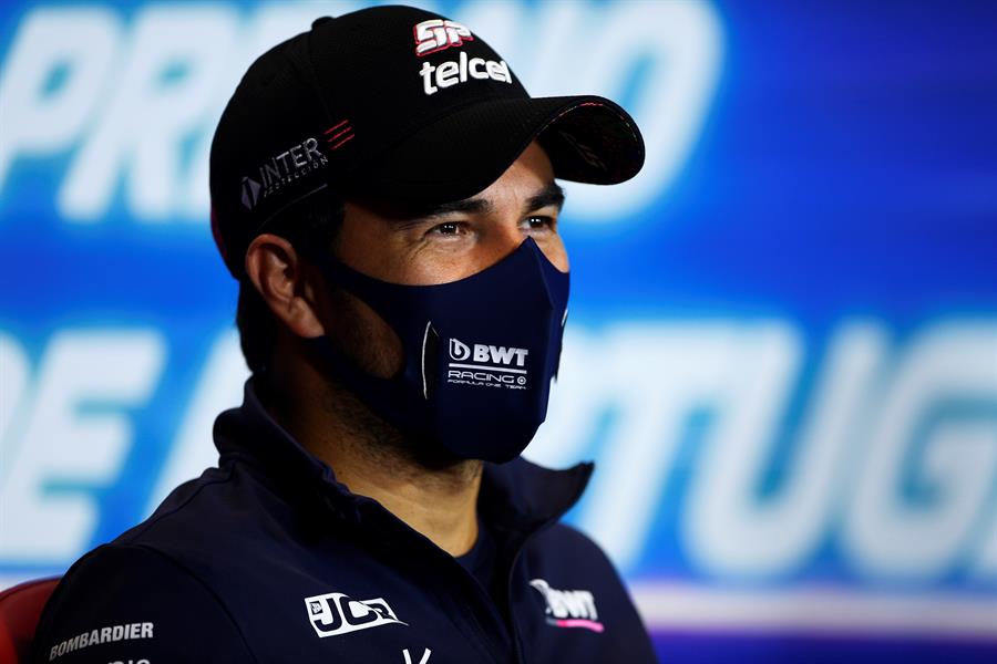 Checo Pérez durante una conferencia de prensa