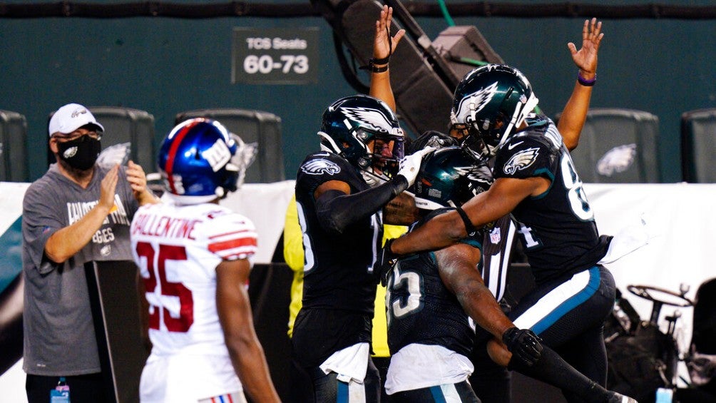 Jugadores de Eagles festejan TD ante Giants