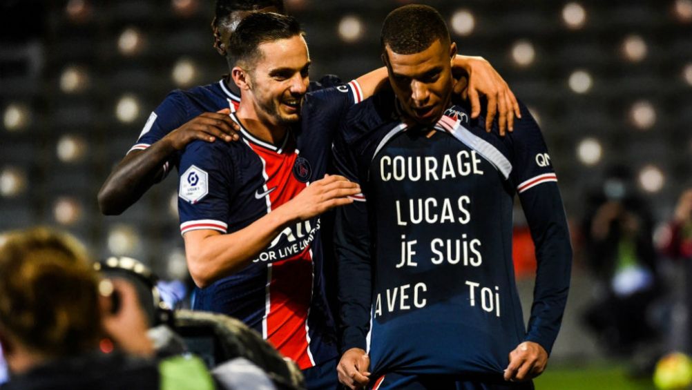 Kylian Mbappé festejando con dedicación a Lucas