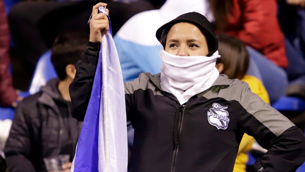 Aficionada del Puebla en el Estadio Cuauhtémoc en el Torneo Clausura 2020