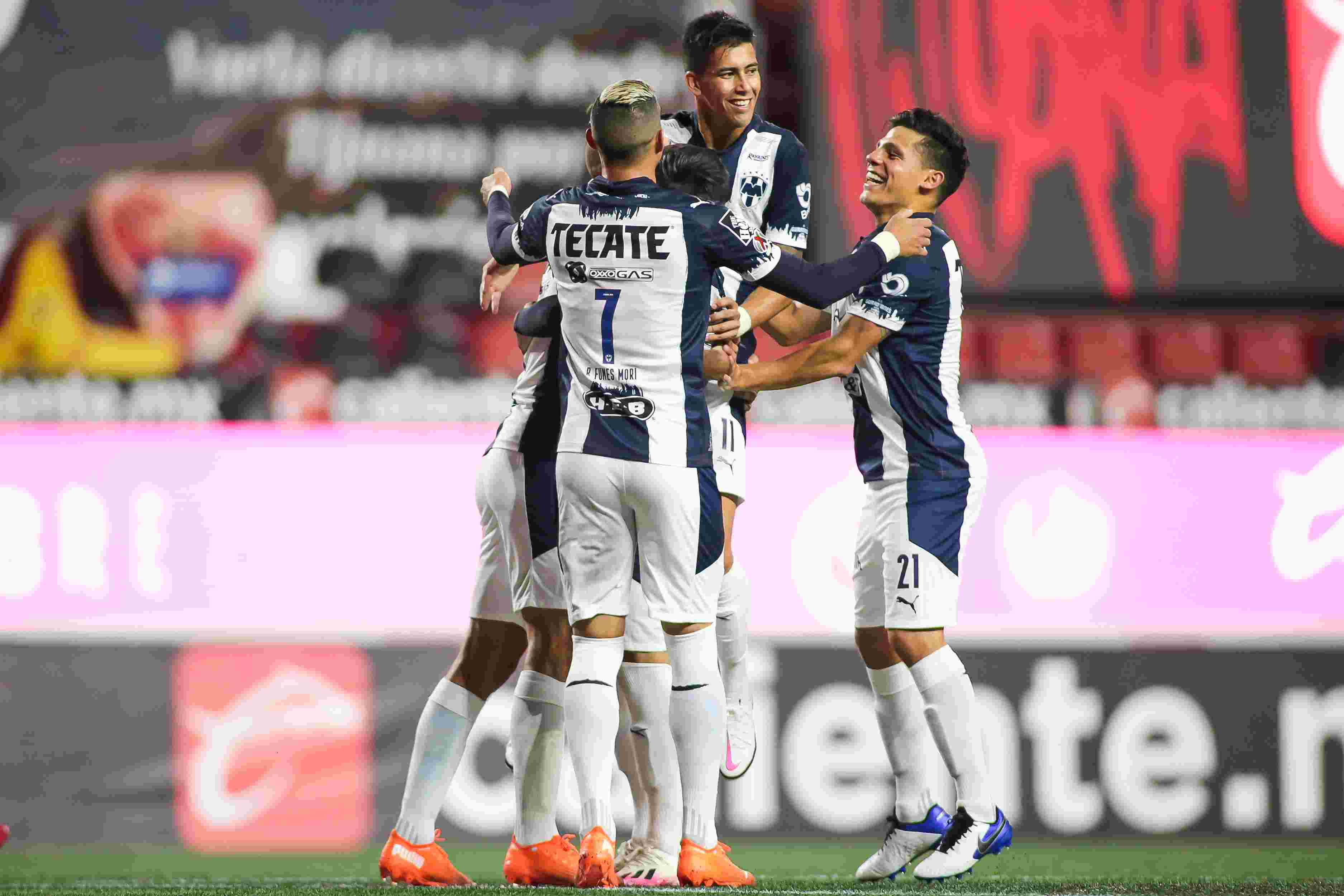 Jugadores de Rayados festejando el gol obtenido ante Xolos