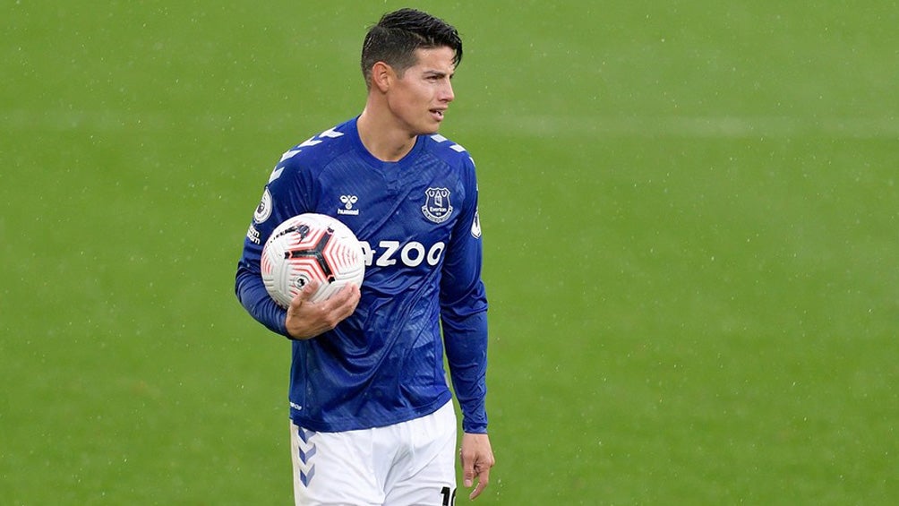 James Rodríguez durante un duelo con el Everton 