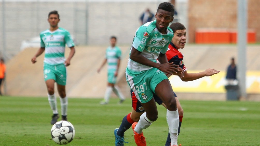 Joao Maleck durante un partido con Santos Sub 20