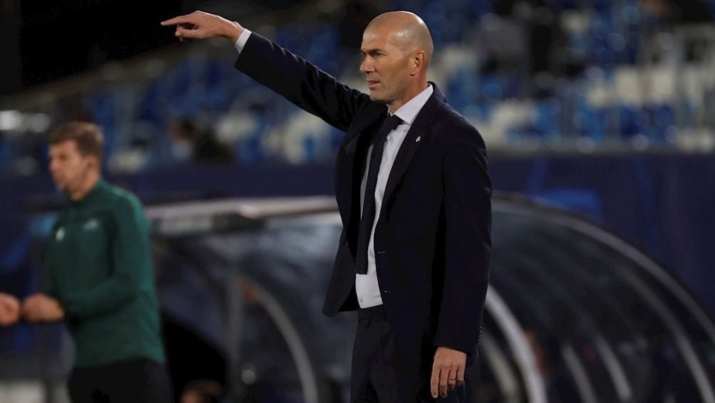 Zinedine Zidane dirigiendo un partido del Real Madrid