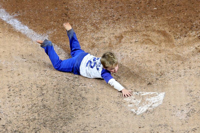 Charley Kershaw divirtiéndose en el diamante