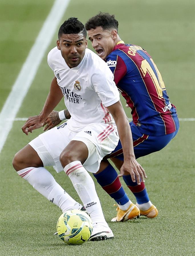 Casemiro quitándose una marca 