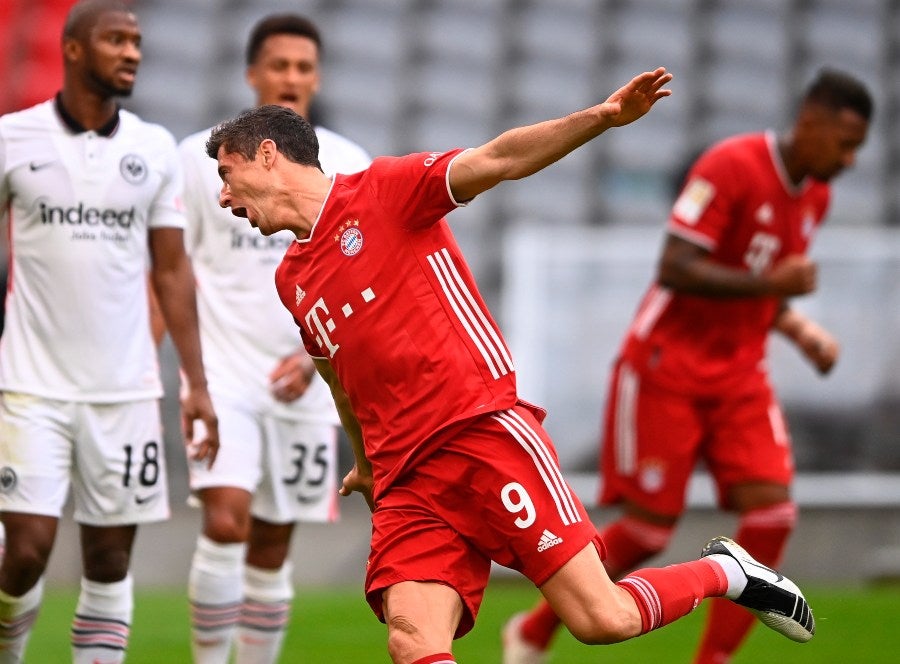 Robert Lewandowski al marcar ante el Eintracht Frankfurt