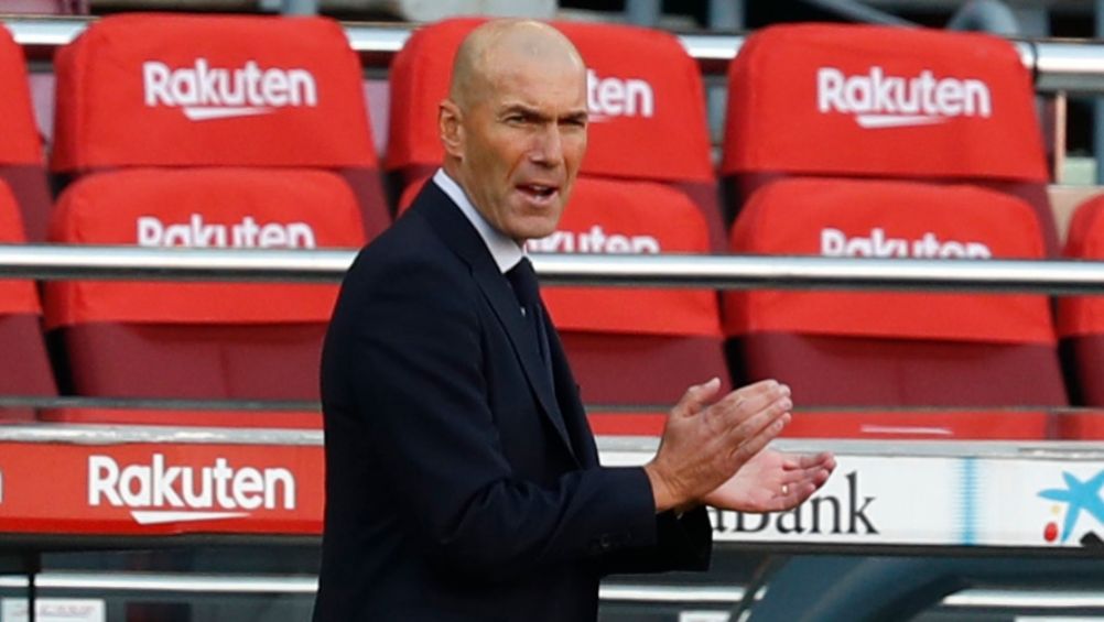 Zinedine Zidane en el banquillo merengue en el Clásico