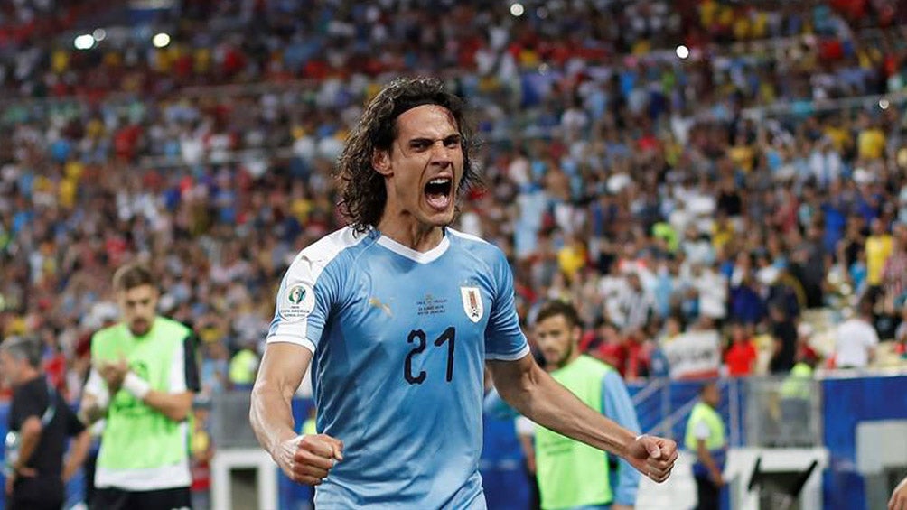 Edinson Cavani festeja un gol con la selección de Uruguay 