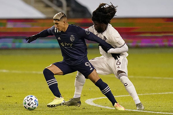 El delantero mexicano en partido contra Colorado 