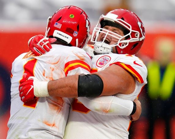 Jugadores de los Chiefs celebran una jugada 