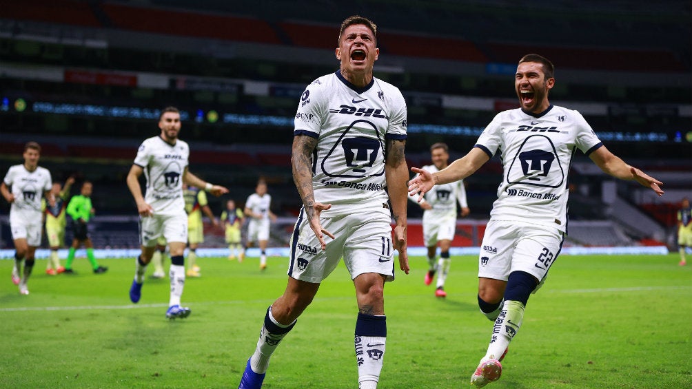 Pumas en celebración de gol